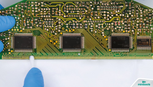 How to clean the pads of BMW 3 Series E36 OBC circuit board
