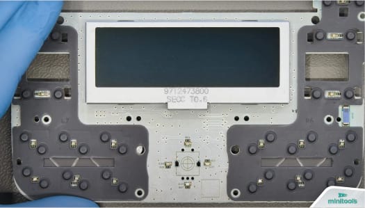 Replacing the damaged incremental encoder of the Daewoo standard car stereo for Reanult and Dacia in order to repair the