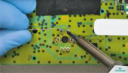 Soldering the pins of the new encoder on Dacia and Renault standard radio cd player motherboard