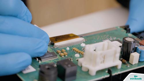 How to remove the LCD screen of Mercedes G-Class and C-Class speedometers from the PCB