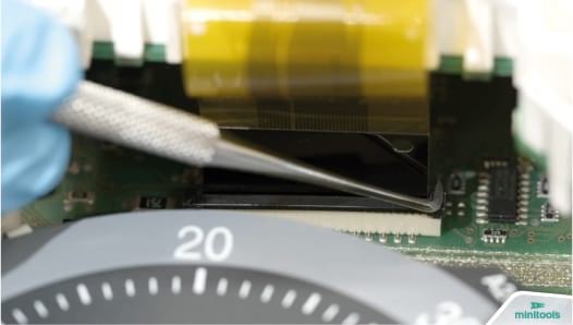 How to close the FPC cable connector of Alfa Romeo 159, 8C, Brera and Spider on-board computers LCD display