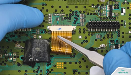 Inserting the FPC of the Minitools LCD screen in the connector of the Daewoo car radio of Dacia, Renault, Nissan and Lada