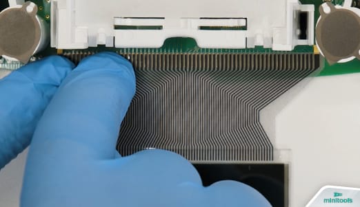 Connessione flat sul circuito stampato del contachilometri di Audi A1 8x
