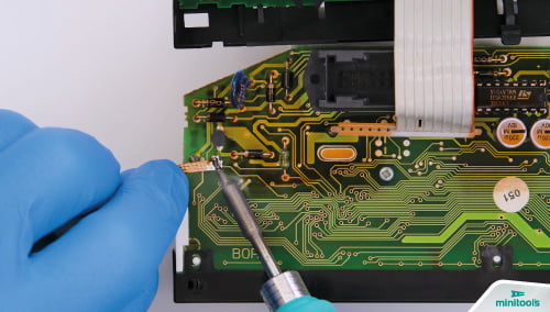 How to desolder the contacts on BMW 3 Series E36 MID OBC PCB