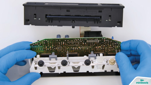 How to re-attach the display housing of BMW 3 Series E36 on-board computers