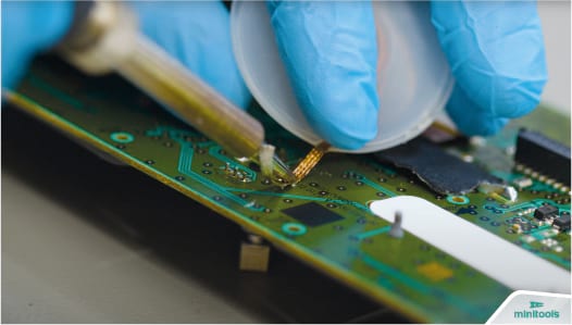 Desoldering the pins on the PCB of the standard radio of Dacia and Renault
